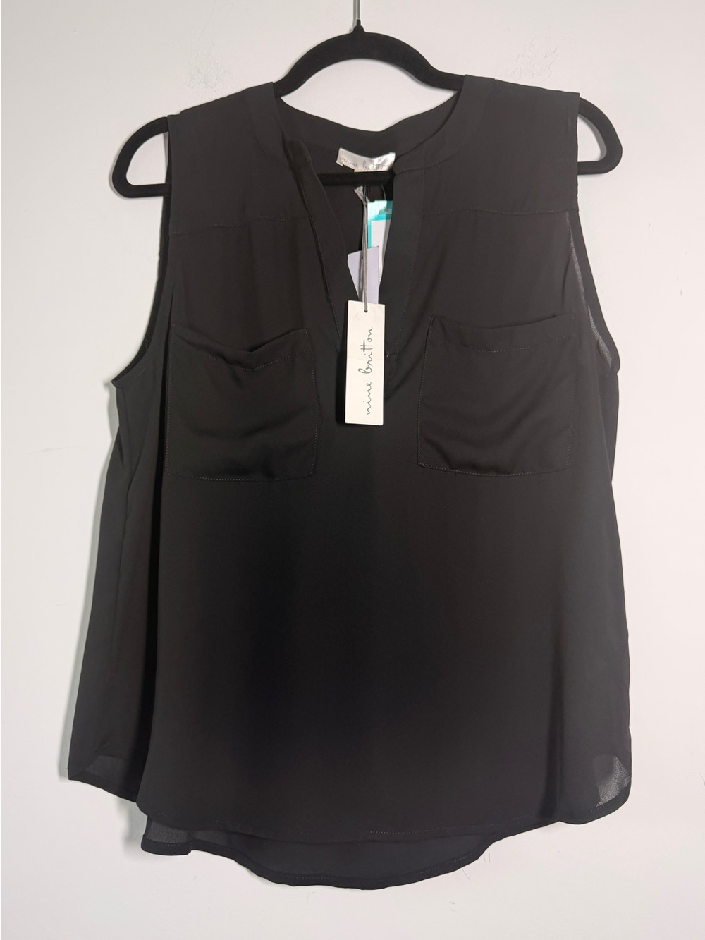 Nine Britton Women’s sleeveless Black V-Neck Blouse utility-style front pocket M